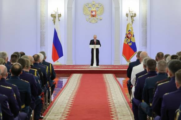 블라디미르 푸틴 러시아 대통령이 21일(현지시간) 크렘린궁 게오르기예프스키홀에서 열린 사관학교와 국방부, 비상상황부, 연방보안국, 연방경호국, 러시아 경비대, 내무부, 조사위원회, 연방교도소의 대학 및 아카데미 최고 졸업생 행사에 참석해 축하연설을 하고 있다. 2023.6.21 러시아 국방부/TASS 연합뉴스