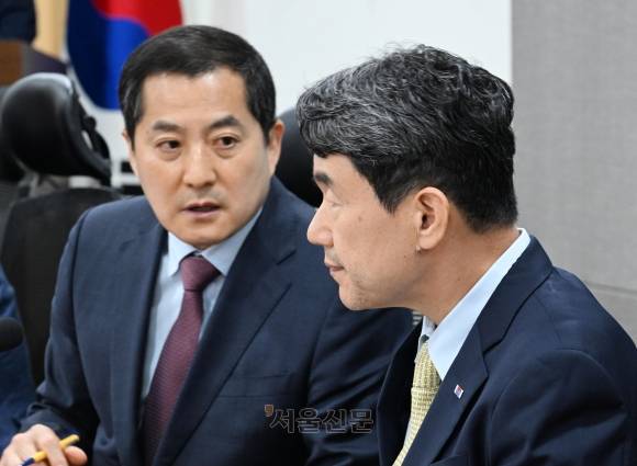 이주호 사회부총리와 국민의힘 박대출 정책위의장이 지난 19일 국회에서 열린 학교교육 관련 당정협의회에서 대화하고 있다.  도준석 기자