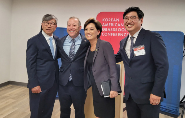 김동석(왼쪽부터) 미주한인유권자연대(KAGC) 대표, 조시 고트하이머 하원 의원, 영 김 하원 외교위원회 인도·태평양 소위원장, 송원석 KAGC 사무총장이 21일(현지 시간) 미국 워싱턴DC에 있는 KAGC 사무실 개소식에서 환하게 웃고 있다. 워싱턴특파원 공동취재단