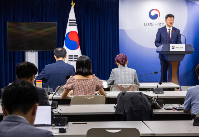 이기일 보건복지부 1차관이 22일 오후 서울 종로구 정부서울청사에서 임시 신생아 번호 관리 아동 실태조사방안 등 아동학대와 관련한 대응 방안을 발표하고 있다. 정부는 출신신고 되지 않은 아동에 대해 전수조사를 실시하기로 했다. 연합뉴스