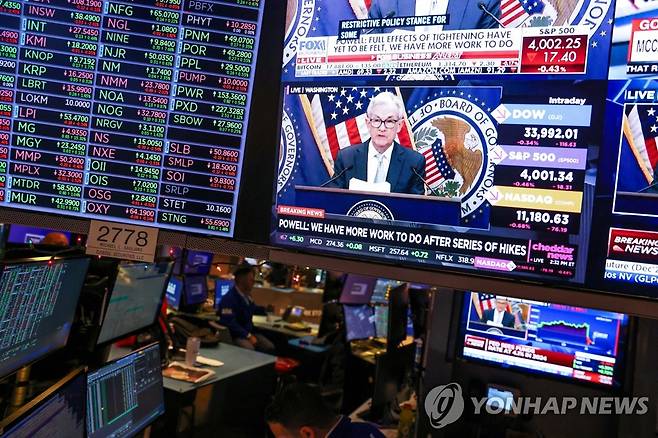 파월 의장의 기자회견이 NYSE 입회장내 모니터에 나오는 모습 [연합뉴스 자료사진]