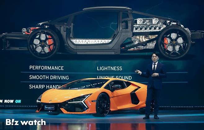 23일 경기 김포시 한국타임즈항공에서 람보르기니 첫 HPEV(High Performance Electrified Vehicle) 플러그인 하이브리드 슈퍼 스포츠카 '레부엘토'가 공개되고 있다./사진=이명근 기자 qwe123@