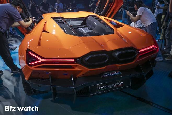 23일 경기 김포시 한국타임즈항공에서 람보르기니 첫 HPEV(High Performance Electrified Vehicle) 플러그인 하이브리드 슈퍼 스포츠카 '레부엘토'가 공개되고 있다./사진=이명근 기자 qwe123@