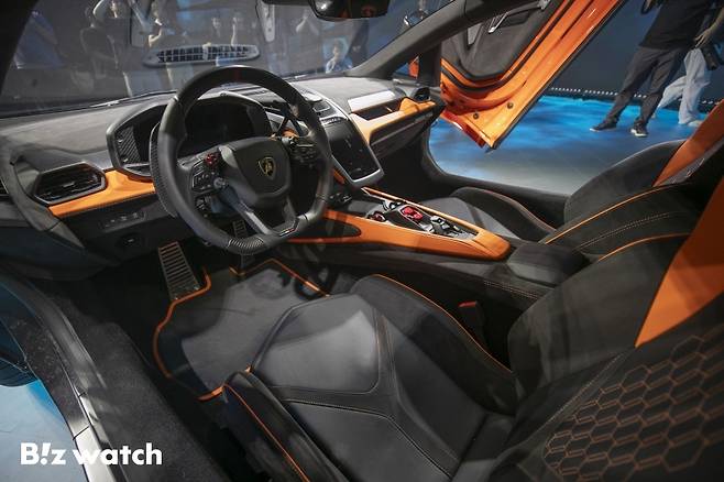 23일 경기 김포시 한국타임즈항공에서 람보르기니 첫 HPEV(High Performance Electrified Vehicle) 플러그인 하이브리드 슈퍼 스포츠카 '레부엘토'가 공개되고 있다./사진=이명근 기자 qwe123@