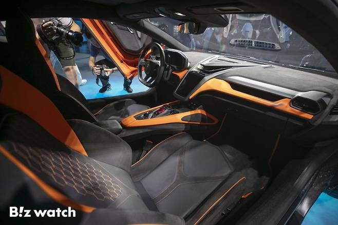 23일 경기 김포시 한국타임즈항공에서 람보르기니 첫 HPEV(High Performance Electrified Vehicle) 플러그인 하이브리드 슈퍼 스포츠카 '레부엘토'가 공개되고 있다./사진=이명근 기자 qwe123@