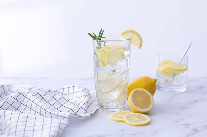 체중 감량을 위해서는 밥이나 빵처럼 탄수화물이 많은 음식을 다른 식품으로 대체해야 한다. [사진=클립아트코리아]