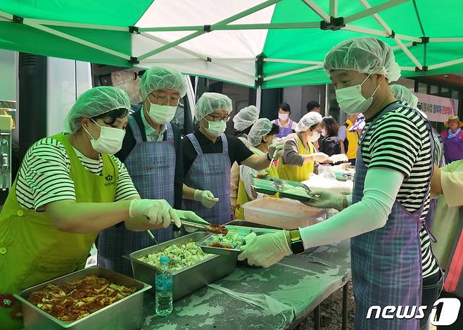 23일 태권도진흥재단이 설천면 내북마을을 찾아 행복 밥차를 운영하고 있다.(재단제공)2023.6.23/뉴스1