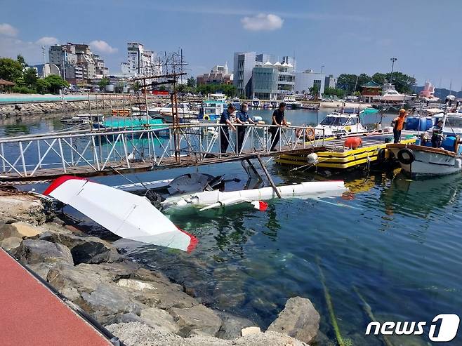 23일 오전 10시 30분께 경남 통영 도남항 마리나리조트 방파제 앞 해상에 수륙양용 경비행기가 추락하는 사고가 발생했다. 사진은 추락한 비행기 모습.(경남소방본부 제공)