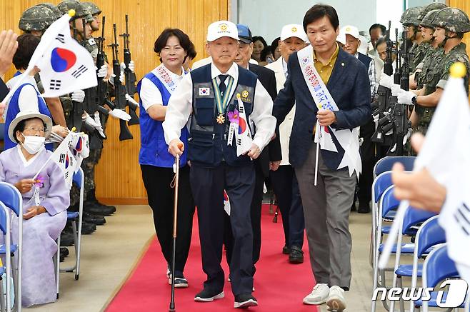 23일 경산시보훈회관에서 열린 '6·25전쟁 제73주년 행사'에서 조현일 시장이 노령의 참전용사를 부축해 함께 입장하고 있다. (경산시 제공) 2023.6.23/뉴스1