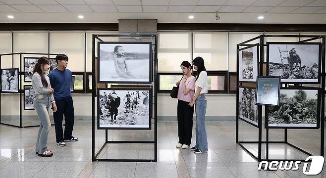 6.25전쟁 73주년을 맞아 6.25전쟁 사진전이 30일까지 대구 달서구 계명대 성서캠퍼스 동산도서관에서 열린다. 6월 호국보훈의 달을 맞아 사진전을 찾은 학생들이 참혹했던 당시 사진을 살펴보고 있다. (계명대 제공) 2023.6.23/뉴스1 ⓒ News1