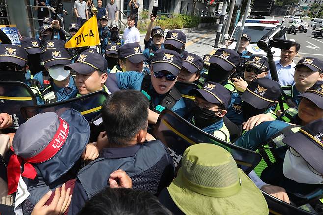 지난 8일 민주노총 대구지역본부 노조원들이 대구경찰청 앞에서 건설노조에 대한 공안탄압 규탄 기자회견을 앞두고 경찰과 대치하고 있다. 경찰은 이날 오전 민주노총 건설노조 대구경북지역본부 사무실을 압수수색했다.뉴스1