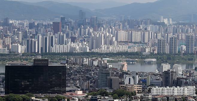 서울 중구 남산에서 바라본 아파트 단지. /뉴스1