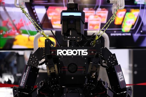 지난 9월 13일 경기도 고양시에서 열린 로보월드 2017에서 로보티즈(ROBOTIS)가 개발한 휴머노이드 로봇이 전신돼 있다.