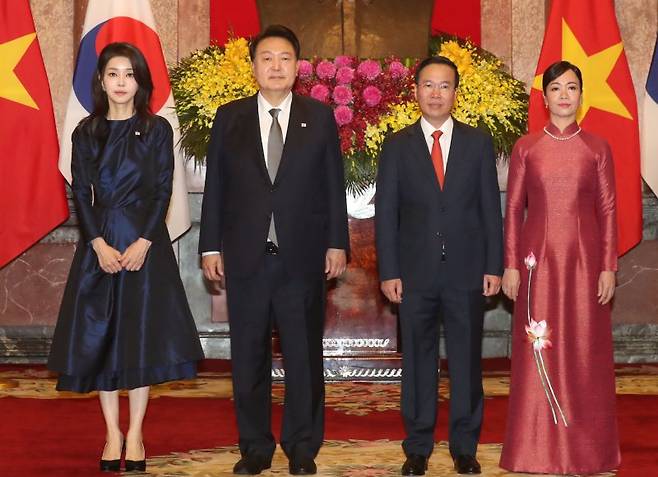 한·베트남 정상 기념촬영 (하노이=연합뉴스) 임헌정 기자 = 베트남을 국빈 방문 중인 윤석열 대통령과 김건희 여사가 23일(현지시간) 하노이 주석궁에서 보 반 트엉 베트남 국가주석 내외와 기념 촬영을 하고 있다. 2023.6.23 kane@yna.co.kr (끝)