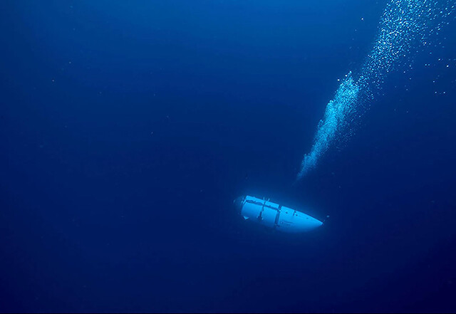 과거에 물속으로 내려가는 타이탄 잠수정의 모습. 오션게이트 익스페디션 제공·AFP 연합뉴스