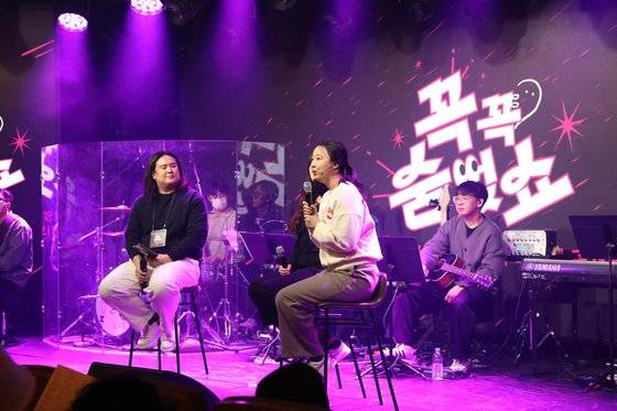 안 무서운 회사는 지난해 은둔 청년들과 함께 연극과 노래를 하는 콘서트 '꼭꼭숨어쇼'를 기획했다. 사진 안무서운회사 제공