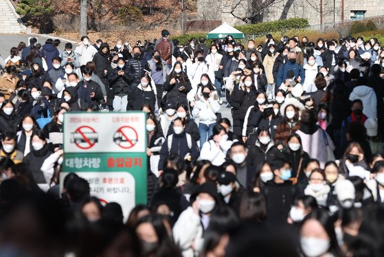 지난해 11월 27일 2023학년도 수시모집 논술고사가 열린 서울 서대문구 이화여자대학교에서 시험을 마친 수험생들이 학교를 빠져나오고 있다. 연합뉴스