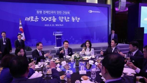 윤석열 대통령 내외와 대한상의 회장인 최태원 SK 그룹 회장 등이 22일(현지시간) 하노이 한 호텔에서 열린 동행 경제인 만찬 간담회에서 건배하고 있다. 연합뉴스