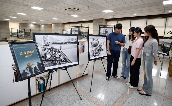 계명대가 성서캠퍼스 동산도서관 로비에서 6.25전쟁 사진전을 선보였다./사진제공=계명대