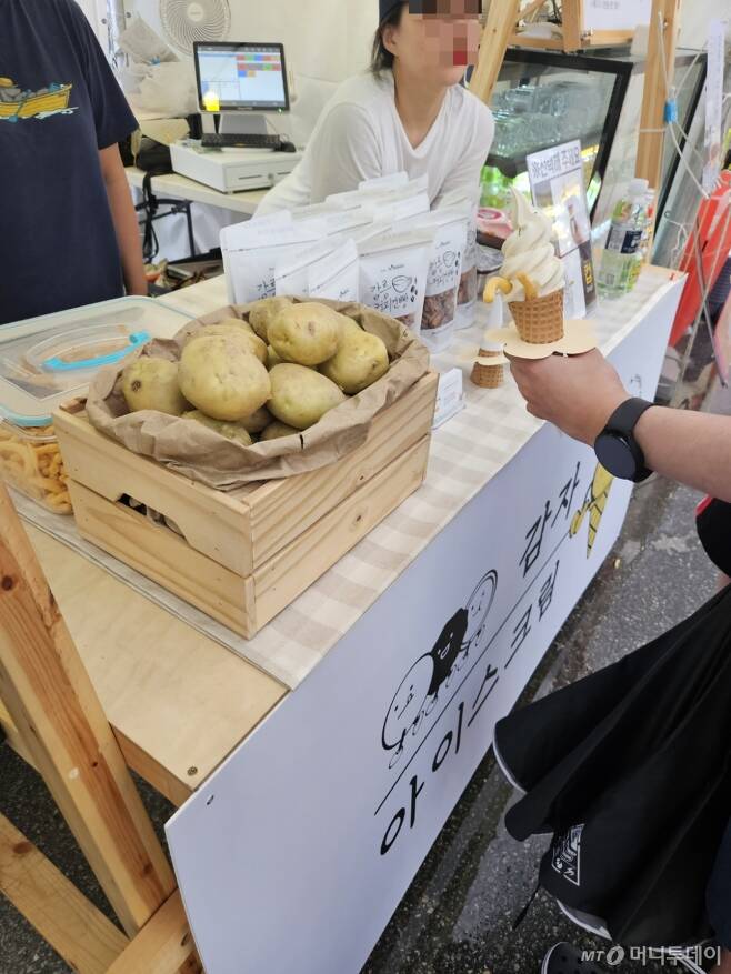 지난 22일 강원 강릉시 단오제 권순성씨의 난장에 한 관람객이 감자 아이스크림을 구매하고 있다. /사진=정세진 기자