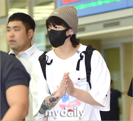 BTS Jungkook covered his face as he was moved by the fans send-off.Jungkook, a member of the group BTS (BTS), returned from Los Angeles after completing its overseas schedule through Incheon International Airport on Tuesday.On the other side of Korea, Argentine fans spread the flag and various global fans saw Jungkook off with photos and cheering messages.Jungkook, who had a beanie and a backpack, showed up at the same time, and Jungkook bowed his back several times.In the ensuing acclamation, Jungkook happily greeted his hand and applauded.Jungkook seemed to be impressed by Amys cheering message, which seemed to be everywhere, and the face was covered with both hands.Jungkook, after boarding the car, dropped the window just before departure and greeted Amy once more.On the other hand, Jungkook has recently been officially listed in the Guinness Book of Records by achieving the shortest period of 1 billion streaming of K pop solo artists with only three songs of his own in Sporty Pie, the worlds largest music platform.A global fan waiting with a picture of Jungkook.Jungkook, who showed up, bowed his back to the fan acclamation.Im looking forward to reading the message youve prepared.Im sending you a thank-you note.He covered his face with his hands as if he was impressed.Impressed by the laughter.