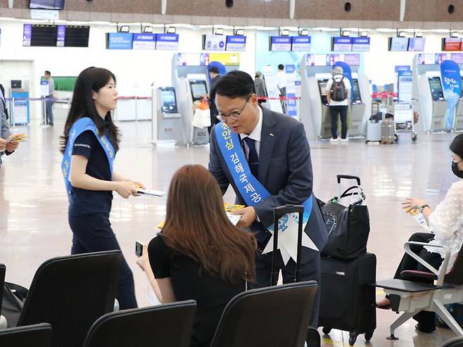 [부산=뉴시스] 한국공항공사 남창희 김해공항장이 청렴 리플릿을 공항 이용객에게     배부하면서 청렴·공정문화가 확산될 수 있도록 설명하고 있다. (사진=한국공항공사 김해공항 제공) *재판매 및 DB 금지