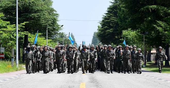 [광주=뉴시스] 이영주 기자 = 공군 제1전투비행단은 23일 6·25전쟁 73주년을 맞아 전 장병과 군무원이 함께하는 행군을 진행했다.(사진 = 공군제1전투비행단 제공) 2023.06.23. photo@newsis.com *재판매 및 DB 금지