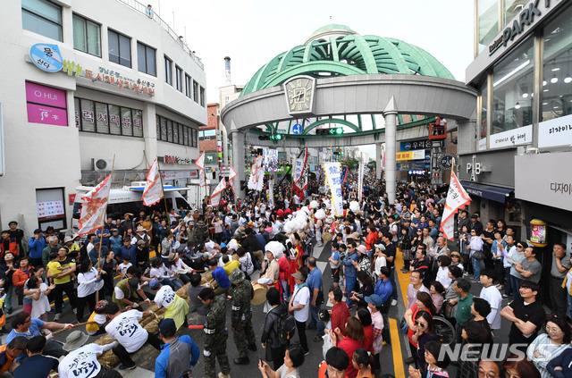 【울산=뉴시스】안정섭 기자 = 8일 오후 울산 중구 원도심 일원에서 '2019 울산마두희축제'의 하이라이트인 큰줄당기기 행사가 진행되고 있다. 2019.06.08. (사진=울산 중구 제공)photo@newsis.com