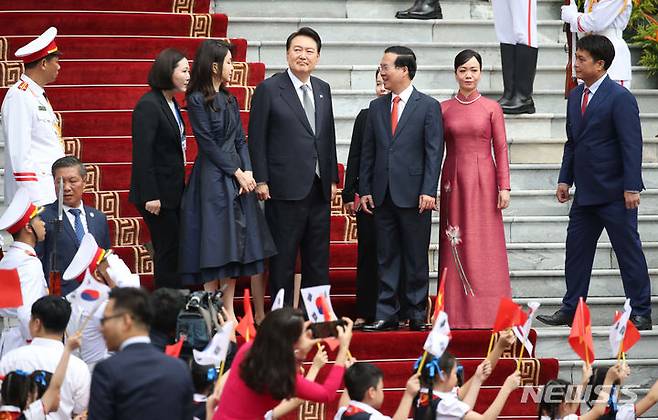 [하노이=뉴시스] 전신 기자 = 베트남을 국빈 방문한 윤석열 대통령과 부인 김건희 여사가 23일(현지시간) 하노이 베트남 주석궁 대정원에서 열린 공식환영식에서 보 반 트엉 베트남 국가주석 부부와 주석궁 입장에 앞서 둘러보며 대화하고 있다. 2023.06.23. photo1006@newsis.com