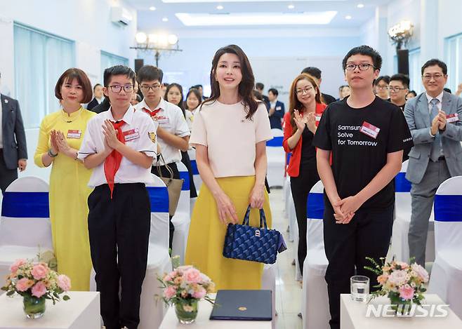 [하노이=뉴시스] 전신 기자 = 베트남을 국빈 방문 중인 윤석열 대통령 부인 김건희 여사가 23일(현지시간) 하노이 남뚜리엠 중학교에서 열린 솔브 포 투모로우(solve for tomorrow) 청소년 미래 기술교육 사업 현장 방문 행사에 입장하고 있다. (공동취재) 2023.06.23. photo1006@newsis.com