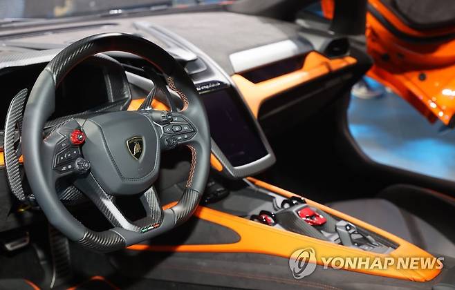 람보르기니 첫 Phev 레부엘토 국내출시…