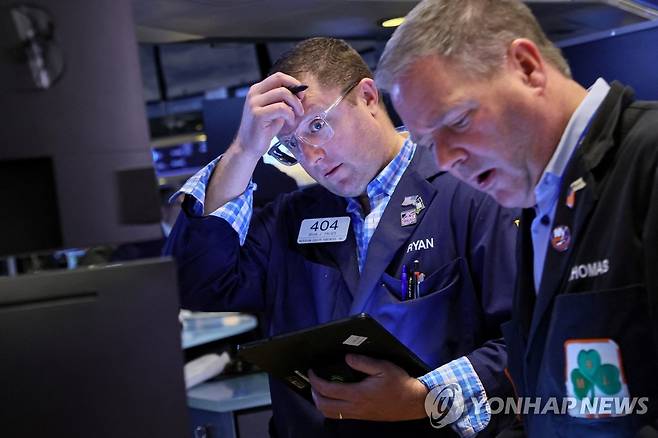 NYSE 입회장에서 일하는 트레이더들의 모습 [연합뉴스 자료사진]