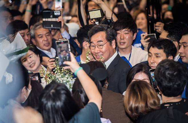이낙연 전 더불어민주당 대표가 1년간의 미국 유학 생활을 마친 뒤 24일 오후 인천국제공항을 통해 귀국한 뒤 지지자들과 인사를 나누고 있다.(사진=연합뉴스)