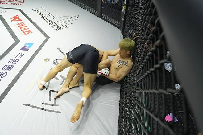 문제훈(오른쪽)과 하라구치 아키라가 24일 강원도 원주시 서원대로 원주 종합체육관에서 열린 ‘굽네 로드FC 064 대회’ 밴텀급 토너먼트 8강전에서 공방을 펼치고 있다. 사진 | 로드FC