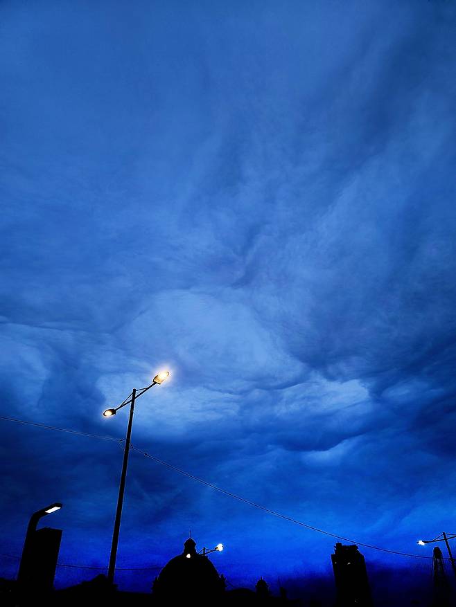 김도형 사진가가 2022년 오전 6시에 촬영한 서울역 푸른 구름. 사진가는 자동 노출되는 폰카로 이렇게 찍는 비결은 노출 조정에 있다고 했다/ 조인원 기자