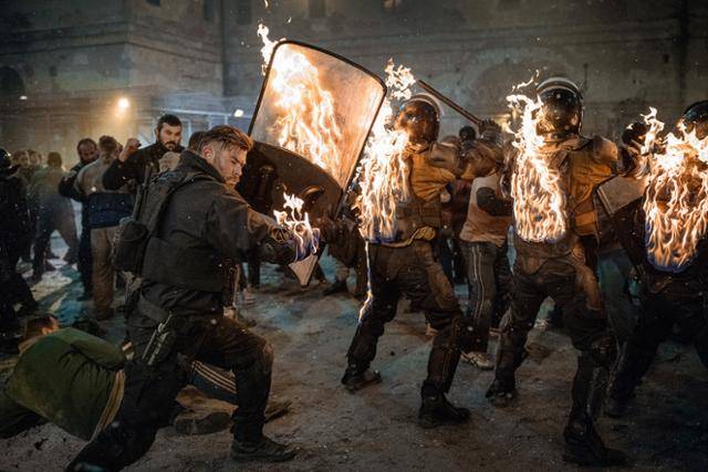 '익스트랙션2'는 특수부대 출신 용병 타일러가 수십 명을 상대로 임무를 완수하는 과정을 액션에 집중해 보여준다. 넷플릭스 제공