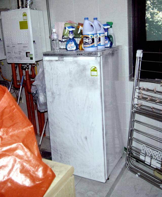 2006년 서울 서초구 서래마을에서 거주하던 프랑스 부부 장 루이 쿠르조와 베로니크의 집에서 두 명의 영아 사체가 발견된 냉장고의 모습. 한국일보 자료사진