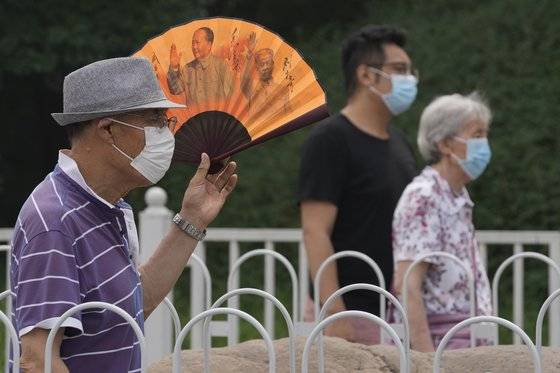 중국에서 일자리를 구하지 못한 청년층이 늘면서 자신의 부모를 돌보고 부모에게 월급을 받는 일명 '전업 자녀'가 늘고 있다. AP=연합뉴스