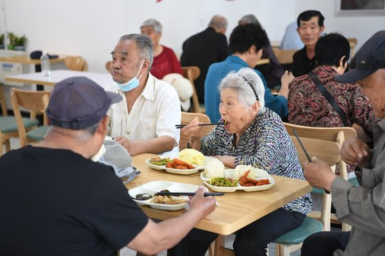 중국에서 '전업 자녀'가 가능한 이유는 돌봄이 필요하면서 자기 자녀에게 '월급'을 줄 수 있는 정도의 경제적 여유가 있는 노령층이 늘어났기 때문이다. 신화=연합뉴스