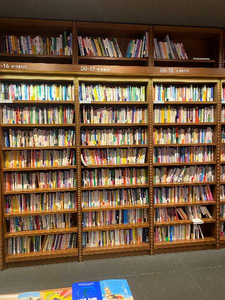 어찌 보면 불친절한 책장 속 빼곡히 꽂힌 많은 책들. 여기서 정말 진심으로 봐줄 누군가를 기다렸을지도 모를 책들./사진=내 책은 어딨나 찾고 있는 남형도 기자