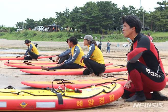 [제주=뉴시스] 양영전 기자 = 제주해경과 제주 서프구조대가 24일 오전 제주시 이호동 이호테우해수욕장에서 민관 합동 해상구조 시연을 보이고 있다. 2023.06.24. 0jeoni@newsis.com