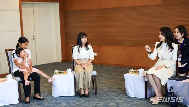 [하노이=뉴시스] 전신 기자 = 윤석열 대통령 부인 김건희 여사가 24일(현지시간) 하노이 108중앙군사병원을 방문해 베트남 얼굴기형 어린이들을 위해 무료수술 봉사를 지원하는 '스마일 포 칠드런(Smile for Children)' 간담회를 하고 있다. (공동취재) 2023.06.24. photo1006@newsis.com