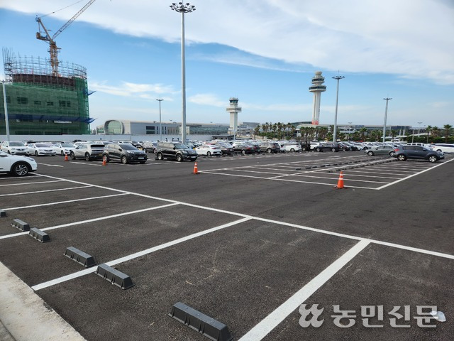 주차 공간 여유가 있는 제주국제공항 제2 장기주차장.