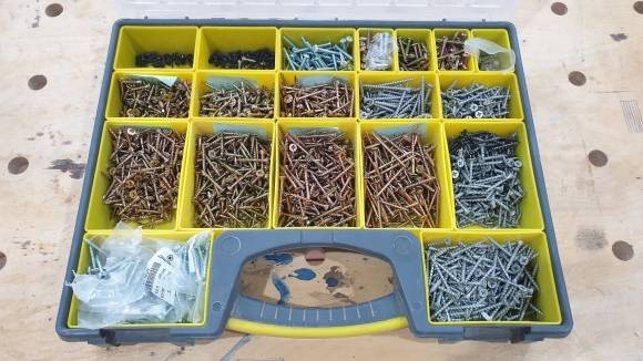 여러 종류의 나사를 담은 통. 나사는 사용하기 편하고 체결력도 우수하다.