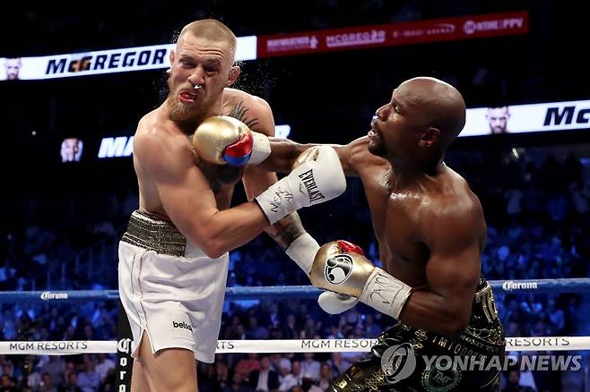 플로이드 메이웨더(오른쪽)과 코너 맥그리거 경기 모습 [AFP 연합뉴스 자료사진. 재판매 및 DB 금지]