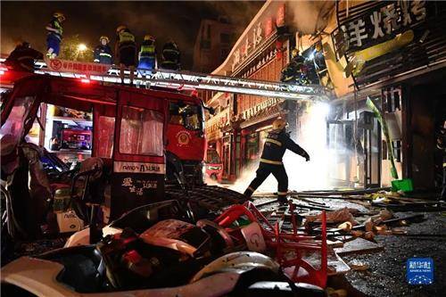 인촨 LPG 가스 폭발 식당 진화하는 소방대원들 [신화사 캡처. 재판매 및 DB 금지]