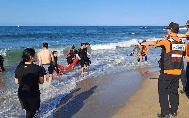 삼척 맹방해변 피서객 해상 표류 구조 [강원도소방본부 제공. 재판매 및 DB 금지]