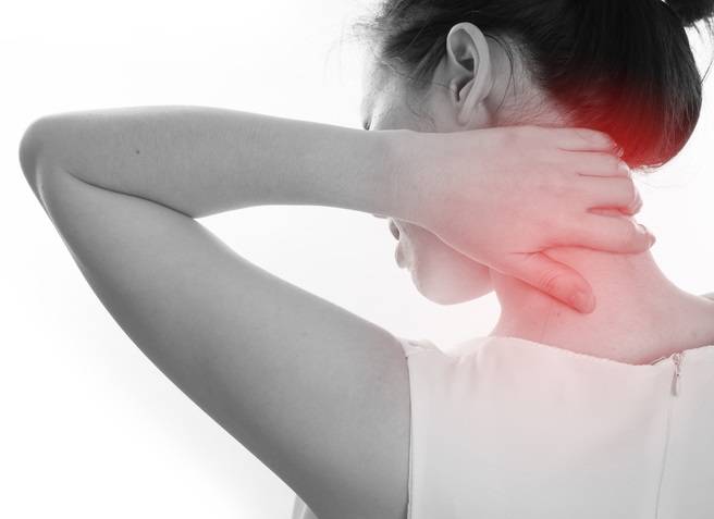목 통증이 심하면 전문의 도움으로 원인을 파악해 대처하는 게 중요하다.[사진=게티이미지뱅크]