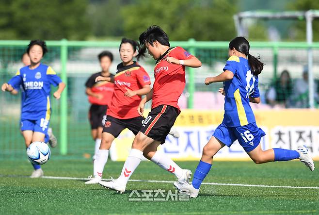 충남 강경여중 정예원(가운데)이 22일 경남 합천 황강군민체육공원에서 열린 ‘웰니스 힐링명품도시 합천에서 펼쳐지는 제31회 여왕기 전국여자축구대회’ 중등부 경기 설봉중과 8강 경기에서 상대 크로스를 걷어내고 있다. 2023.06.22.  합천 | 박진업기자 upandup@sportsseoul.com