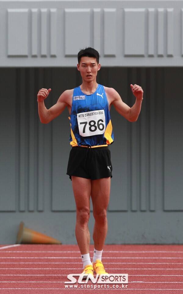 25일 오후 강원도 정선종합경기장에서 열린 '제77회 전국육상경기선수권대회' 남자부 높이뛰기에 출전해 시즌 최고기록(SB)인 2m33을 작성한 우상혁. 사진┃데일리런 제공